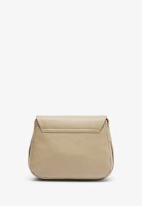 Sac à main en cuir beige de forme rectangulaire, avec une fermeture à rabat et une texture douce. Panneaux latéraux et détails de couture minimalistes.