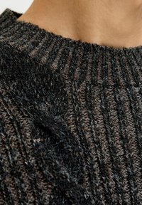 Dzianinowy sweter o rypsowym wzorze, w ciemnych odcieniach czerni i szarości, wykonany z mieszanki włókien dla uzyskania miękkiego wyglądu.