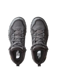 Szare buty trekkingowe z siateczkową cholewką, wzmocnionym czubkiem, tekstylną wyściółką oraz gumową podeszwą z logo umieszczonym na wkładce.