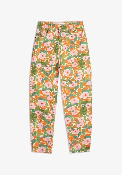 Pantalones de tela con estampado floral con flores rosas, hojas verdes y acentos naranjas. Diseño de tiro medio y pierna recta, material de algodón.