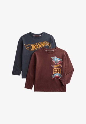 Dvě trička s dlouhým rukávem: jedno námořnické s oranžovou grafikou "Hot Wheels", druhé burgundské s designem závodního auta a číslem "68". Materiál 100 % bavlna.