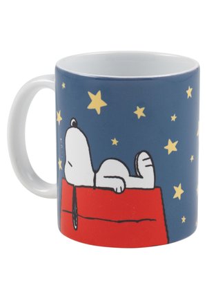Tazza in ceramica con sfondo blu, che raffigura Snoopy sdraiato su una cuccia rossa circondata da stelle gialle. Manico bianco, texture liscia.