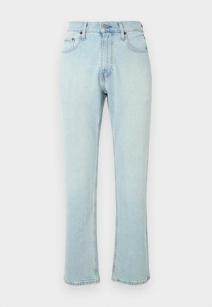 Jeans in denim azzurro chiaro con taglio dritto, vita alta e leggeri sbiadimenti. Dettaglio con orlo sfrangiato, cinque passanti per cintura e accessori tradizionali.