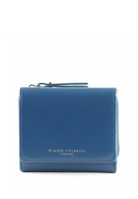 Portefeuille en cuir bleu à texture lisse, doté d'une fermeture éclair et d'un logo doré embossé sur le devant. Forme compacte et rectangulaire.