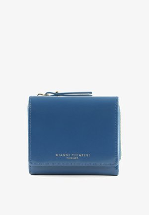 Portefeuille en cuir bleu à texture lisse, doté d'une fermeture éclair et d'un logo doré embossé sur le devant. Forme compacte et rectangulaire.