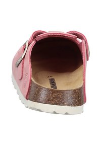 Scarpa slip-on in pelle rosa con soletta in sughero, suola in gomma bianca e dettagli in metallo color argento sul lato. Interno con finitura liscia.