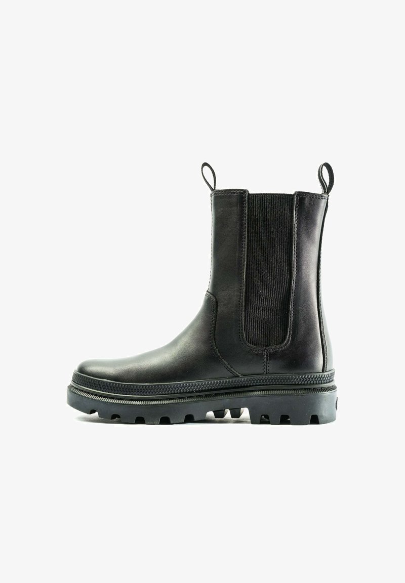 Bottine en cuir noir avec des panneaux élastiques sur les côtés, des languettes de tirage et une semelle en caoutchouc dotée de profonds crampons pour une meilleure traction.