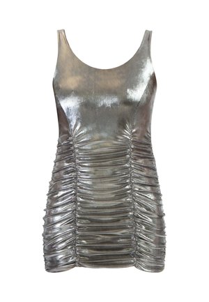 Metallic sølv udenærmet kjole med rynket detaljer foran og bagpå, glat tekstur og en tætsiddende, bodycon silhuet.