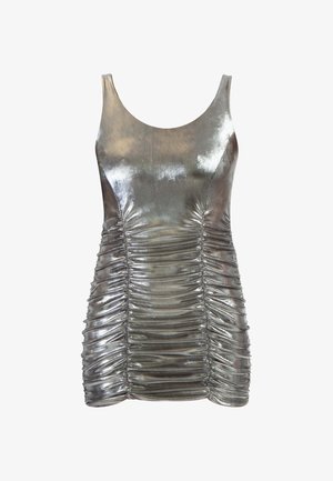 Metāliska sudraba bez piedurknēm kleita ar savilktajiem elementiem priekšā un aizmugurē, gluda tekstūra un pieguloša, ķermeni akcentējoša silueta.