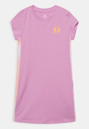 Fioletowa bawełniana sukienka z krótkimi rękawami, z okrągłym dekoltem i pomarańczowym logo. Gradientowe boczne panele w odcieniach różu i bieli. Gładka tekstura.