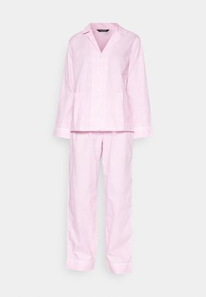 Růžový pruhovaný pyžamový set vyrobený z měkké látky. Hrac může mít límec, zapínání na knoflíky a dvě přední kapsy. Kalhoty mají rovný střih.