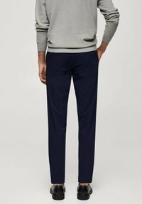 Mango Chino hlače - royal blue