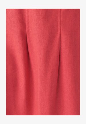 Korallivärviline pleeditud kangas, millel on tekstureeritud pind. Materjal näib olevat tugev ja kerge, ideaalne rõiva või aksessuaari jaoks.