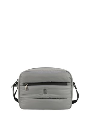 Borsa a tracolla grigia imbottita con zip nera, dettaglio del logo sulla parte anteriore, tracolla regolabile e texture liscia. Contiene un compartimento principale e una tasca frontale.