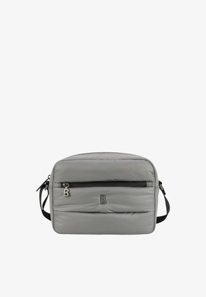 Szara, mięsista torba na ramię z czarnym zamkiem, z detalem logo z przodu, regulowanym paskiem i gładką fakturą. Zawiera jedną główną komorę oraz kieszeń z przodu.