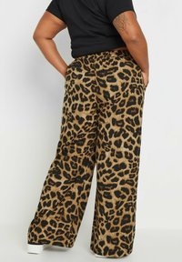 Yours Clothing WIDE brązowy