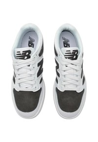 Sneakers New Balance con una toma superiore in rete bianca, accenti in suede grigio, punta perforata e dettaglio del logo nero di lato. Lacci bianchi piatti.