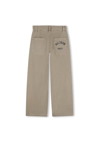 Pantalon beige à jambes larges avec deux poches arrière ; présente l'inscription "VOLTAIRE PARIS" imprimée sur la poche droite en lettres foncées. Matière en coton.