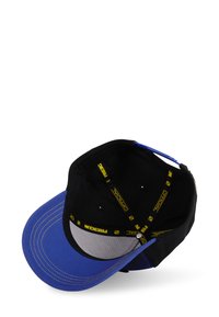Casquette de base-ball noire et bleue avec une visière courbée, dotée d'un bandeau intérieur jaune et de coutures, ainsi que de trous de ventilation sur le dessous.