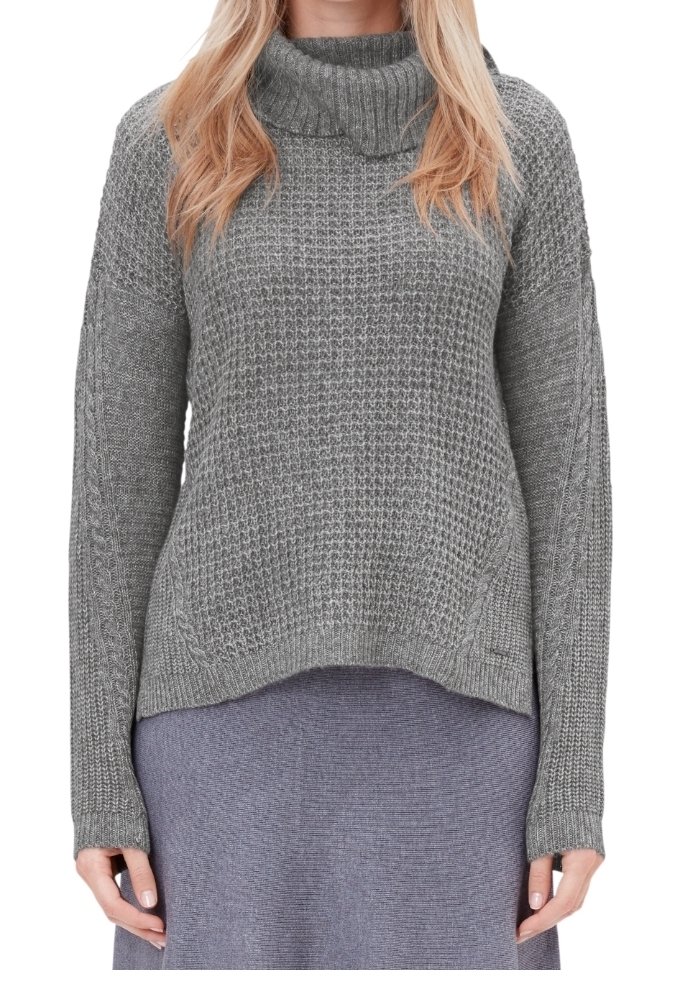 Grauer Strickpullover mit einem Schalkragen, strukturiertem Muster, langen Ärmeln und einem leicht geschwungenen Saum. Hergestellt aus weichem, warmem Material.