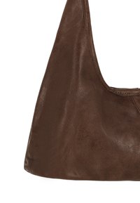 Bolso de cuero marrón con textura suave, que presenta un diseño curvado y una apertura grande. Sin herrajes ni detalles visibles.
