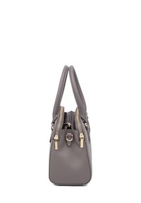 Sac à main en cuir gris avec double fermeture éclair, forme structurée, deux poignées supérieures et accents en métal doré. Surface texturée visible.