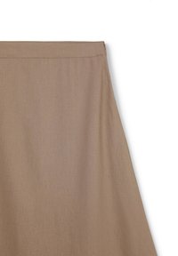 Gonna svasata marrone realizzata in tessuto liscio, con una vita rifinita da una cucitura precisa. La texture appare morbida con una leggera lucentezza.