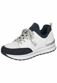 Weiße Sneaker mit marineblauen Akzenten, atmungsaktives Mesh-Obermaterial, graue Schnürsenkel und eine Gummisohle mit silbernem Streifen. Mit perforierten Details.