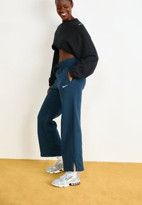 Nike Sportswear SPORTSWEAR PHOENIX FLEECE - Dresside alumine osa - armory navy/sail