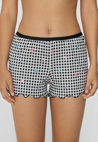 Zwart-witte geruite shorts met een geschulpte zoom, versierd met kleurrijke hartpatronen in roze, blauw en lichtblauw. Elastische tailleband.