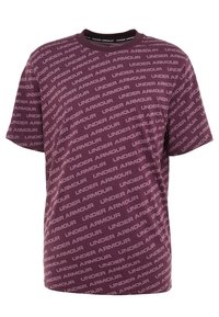 Vinröd kortärmad t-shirt i bomull med ett heltryck av "UNDER ARMOUR"-logotypen i en kontrasterande ljus färg. Klassisk rund halsringning.