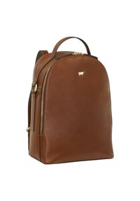 Zaino in pelle marrone con forma arrotondata, dettagli in metallo dorato, manico superiore e tasca frontale con zip. Texture liscia con dettagli minimali.