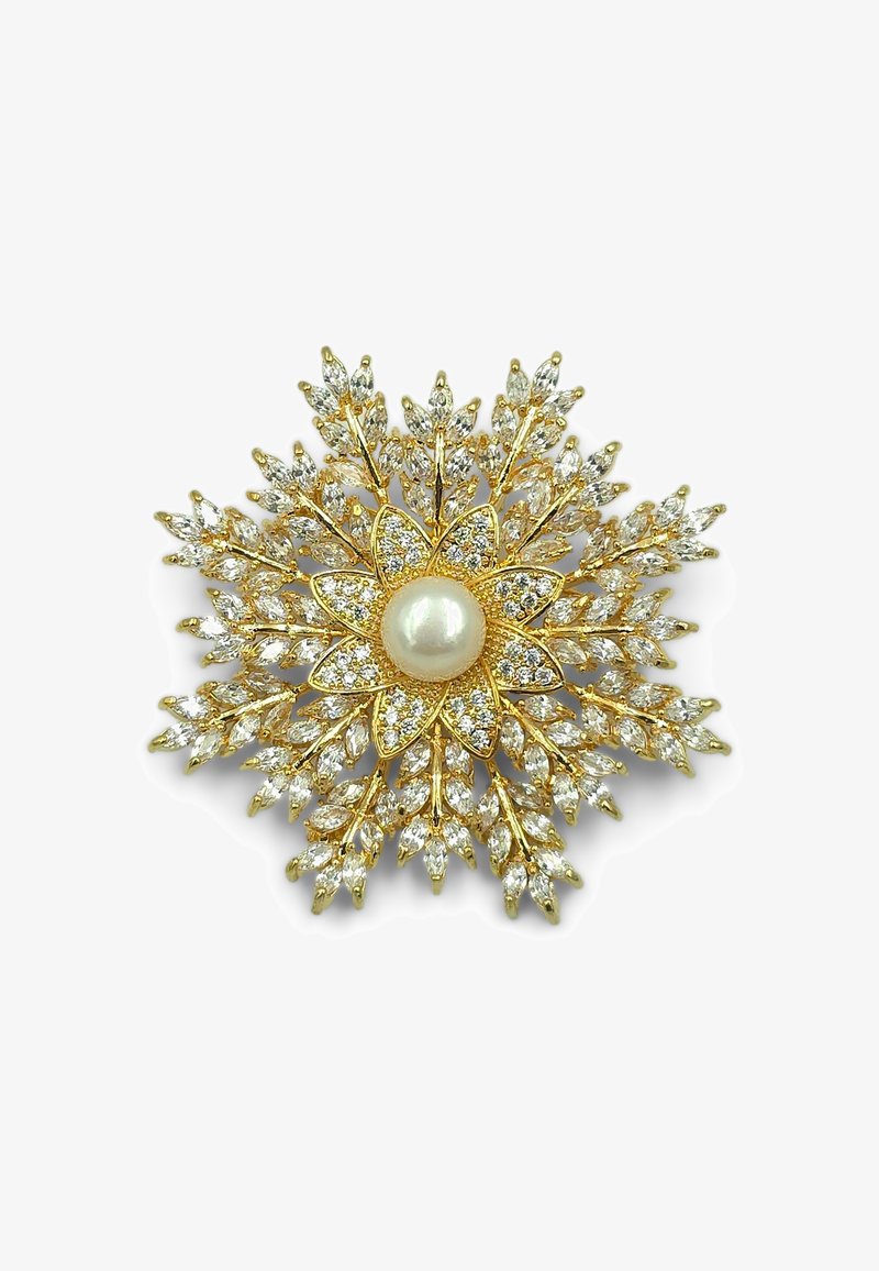 Broche florale en or avec une perle centrale entourée de cristaux marquise et ronds semblables à des diamants, disposés en motifs de feuilles superposées.