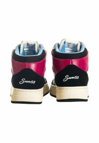 Sneaker alte con una combinazione di pelle rosa e suede nero, dettagli del logo bianchi, fodera azzurra chiara e suole imbottite.