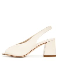 Valkoinen slingback-kengät, jossa on avokärkinen muotoilu, valmistettu sileästä materiaalista. Kenkässä on paksu korko ja minimalistinen muotoilu ilman näkyviä kuvioita.