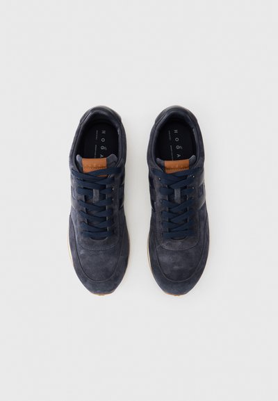 Ναυτικά σνικέρ από σουέντ με στρογγυλερή μύτη, σχέδιο με κορδόνια, καφέ δερμάτινη λεπτομέρεια στη γλώσσα και υφασμένη ελαστική σόλα.