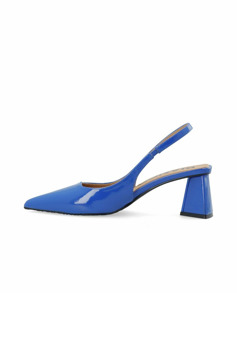 Zapato de charol azul con tacón de bloque geométrico y puntera afilada. Presenta una tira delgada y una textura suave.