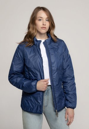 Marineblauwe, ritssluiting jack met een structuurpatroon, hoge kraag en zijzakken. Gemaakt van lichtgewicht, puffer materiaal met elastische manchetten.