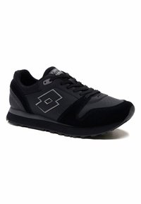 Scarpe da ginnastica nere realizzate con una combinazione di materiali sintetici e camoscio, con punta rotonda, dettagli testurizzati e un logo visibile sul lato.
