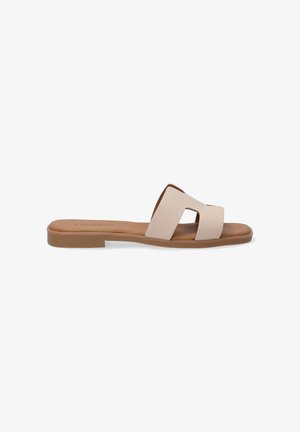 Sandale en cuir beige à enfiler avec deux larges brides présentant un détail découpé, semelle plate marron et design minimaliste.