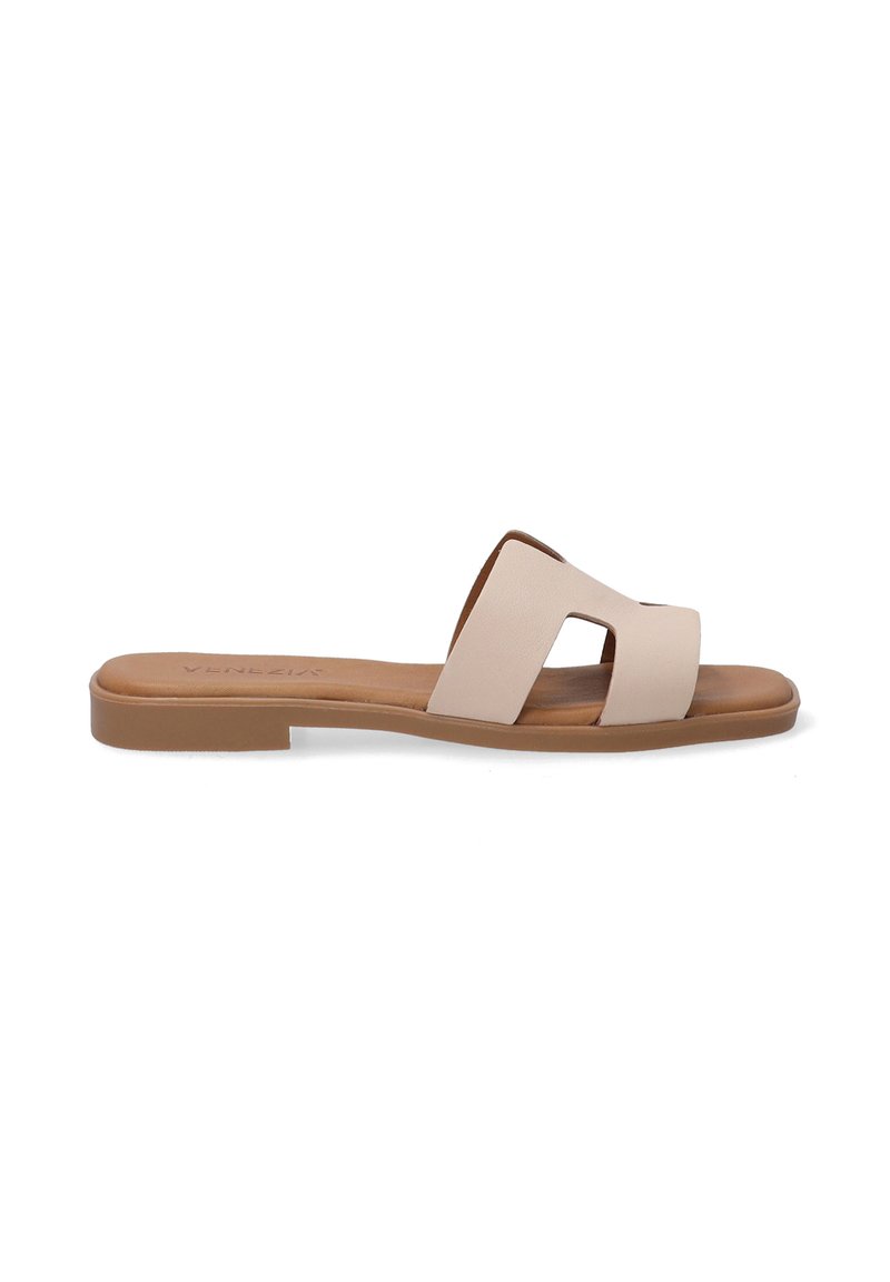 Beige kožené skládací sandály se dvěma širokými popruhy s výřezem, plochou hnědou podrážkou a minimalistickým designem.