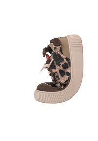 Sneaker alta marrone con accenti in stampa leopardata, suede testurizzato, punta rotonda, suola in gomma crema e lacci e cinturini a contrasto.