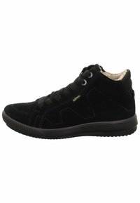Sneakers in suede nera alte alla caviglia con un corpo testurizzato, lacci piatti e una fodera morbida. Presentano suole in gomma e dettagli geometrici sottili.