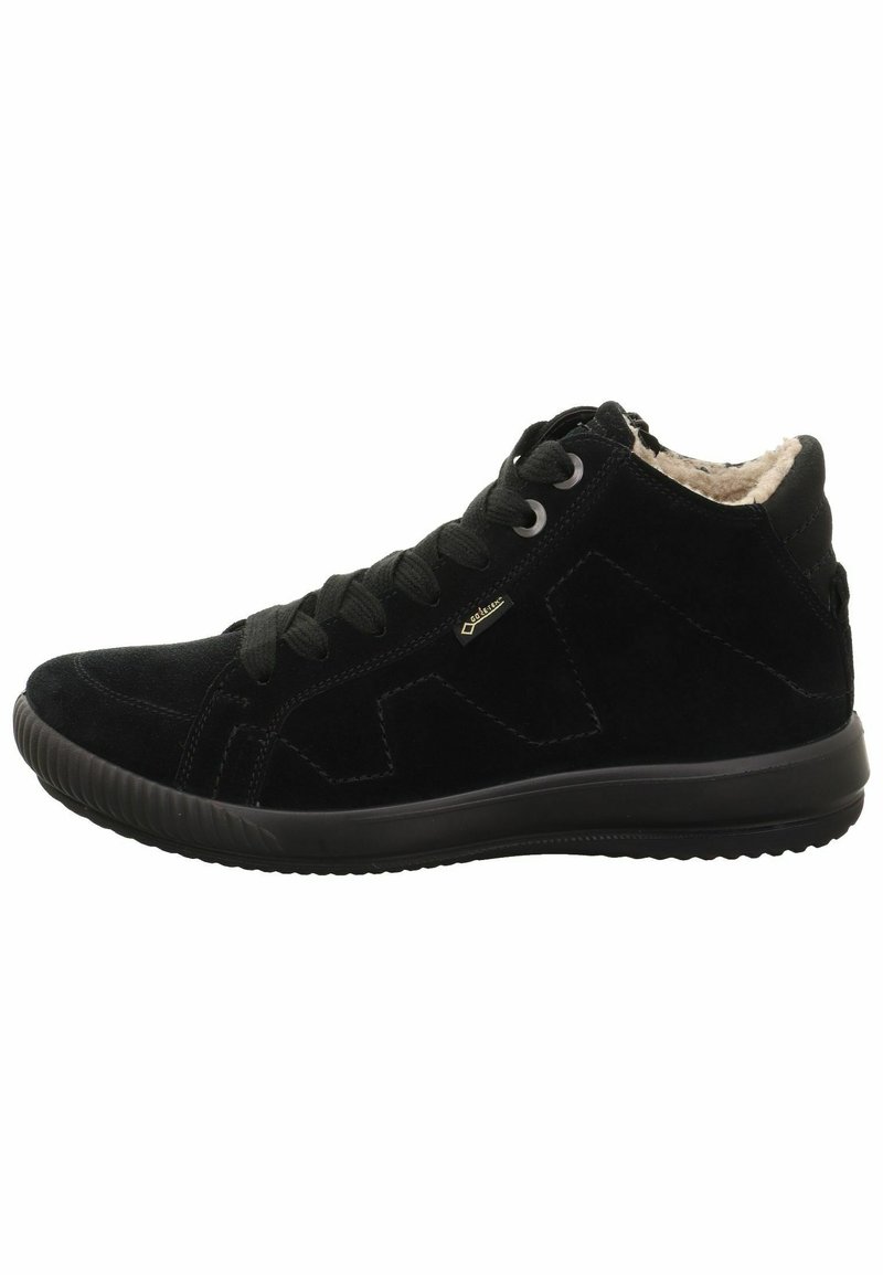 Sneakers in suede nera alte alla caviglia con un corpo testurizzato, lacci piatti e una fodera morbida. Presentano suole in gomma e dettagli geometrici sottili.