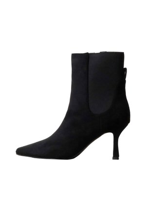 Bottine noire en daim avec bout pointu et talon fin de hauteur moyenne, avec un panneau latéral élastique et une languette à l’arrière.
