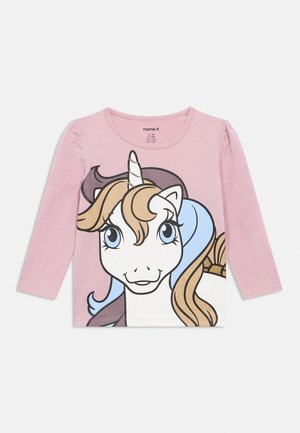 Otroški dolg rokav v svetlo rožnati barvi z velikim risanim obrazom samoroga, ki ima modre oči, blond in modro grivo ter belo rogo na sprednji strani.