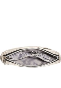 Silberne Nylon-Clutch mit zwei Reißverschlussfächern und einem glatten Innenfutter. Mit abgerundetem Design und sanftem Glanz.