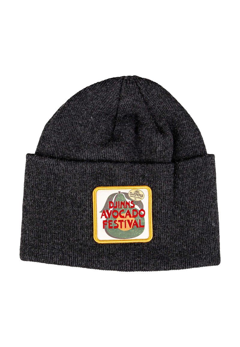 Gorro de punto negro con un parche rectangular que muestra un diseño de aguacate y el texto "FESTIVAL DE AGUACATE DE DJINN" en rojo y verde.