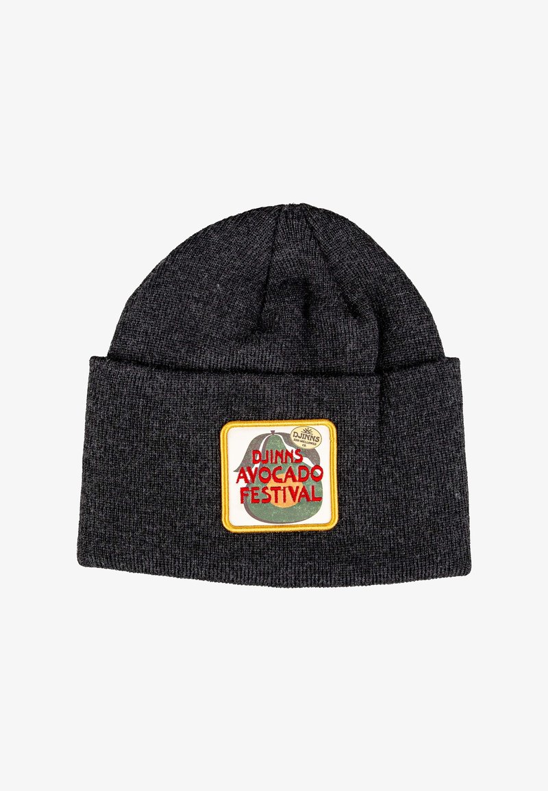 Gorro de punto negro con un parche rectangular que muestra un diseño de aguacate y el texto "FESTIVAL DE AGUACATE DE DJINN" en rojo y verde.