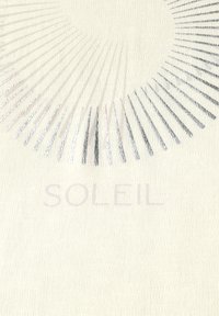 Lyscremet stof med et cirkulært solstråledesign i metalisk sølv og subtil pink tekst, der staver "SOLEIL" i midten.